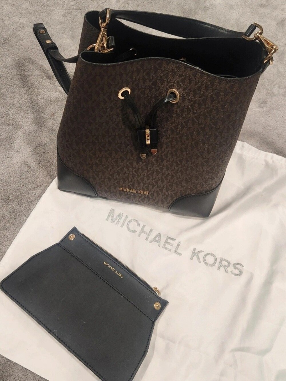 Micheal Kors Bucket Purse With Straps